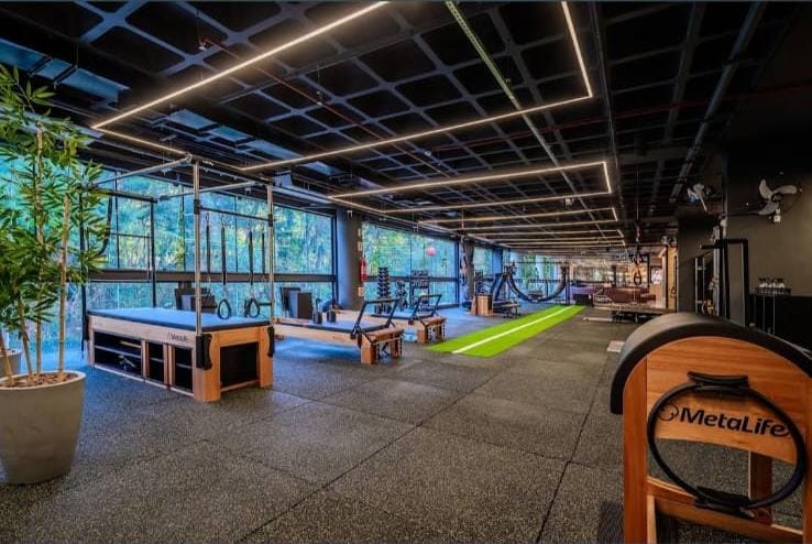Área de pilates do Studio Integrado Mormaii Fitness, com aparelhos de madeira