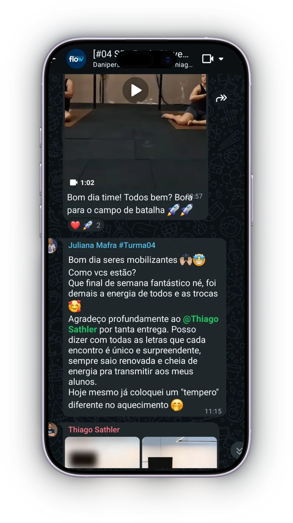 Celular exibindo o grupo da turma: mensagens de participantes e do Thiago Sathler antes da vivência